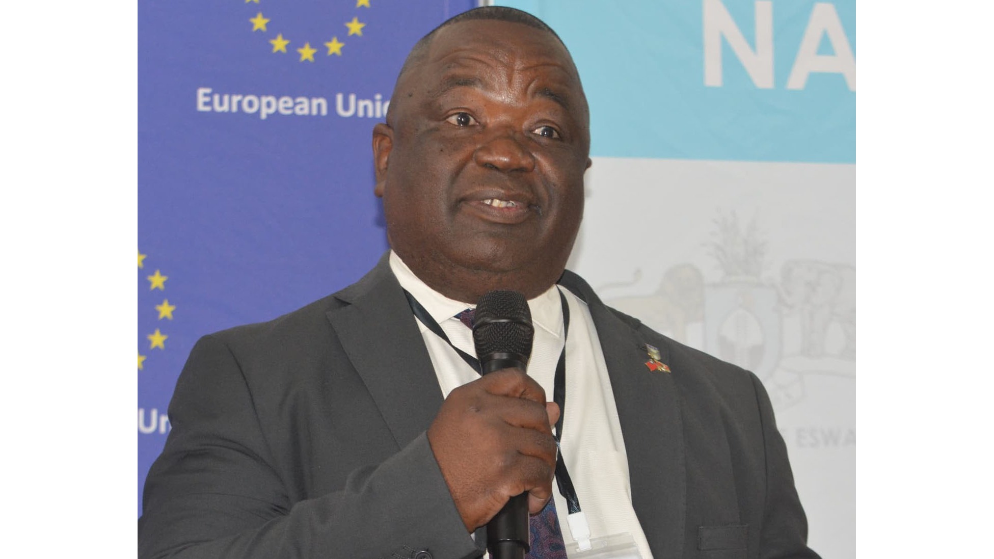 Minister snubs PS in public